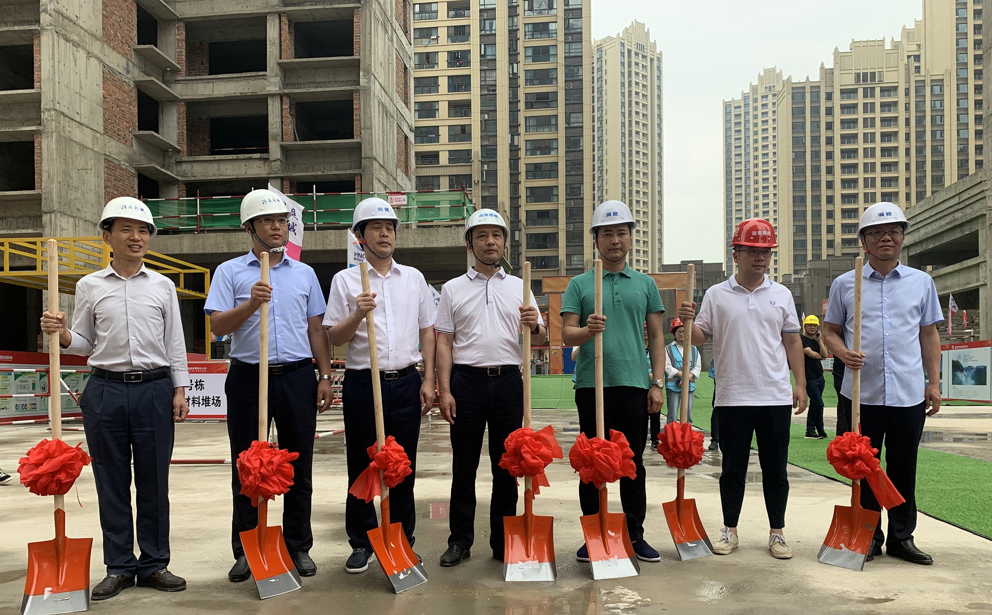 20200619122950.jpg 圖片從右至左 第三位 洞庭建投公司總經(jīng)理陳慎輝 第四位 建筑分公司書記兼經(jīng)理 楊永強(qiáng) 第六位 項(xiàng)目經(jīng)理杜瑋_副本.jpg