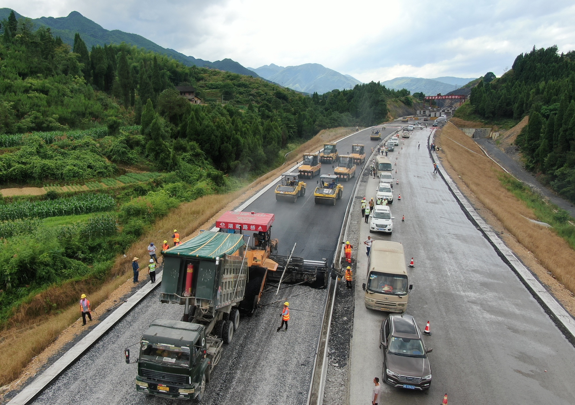 20200624111387.jpg 龍瑯三標(biāo)下面層試驗(yàn)段攤鋪照片_副本.jpg