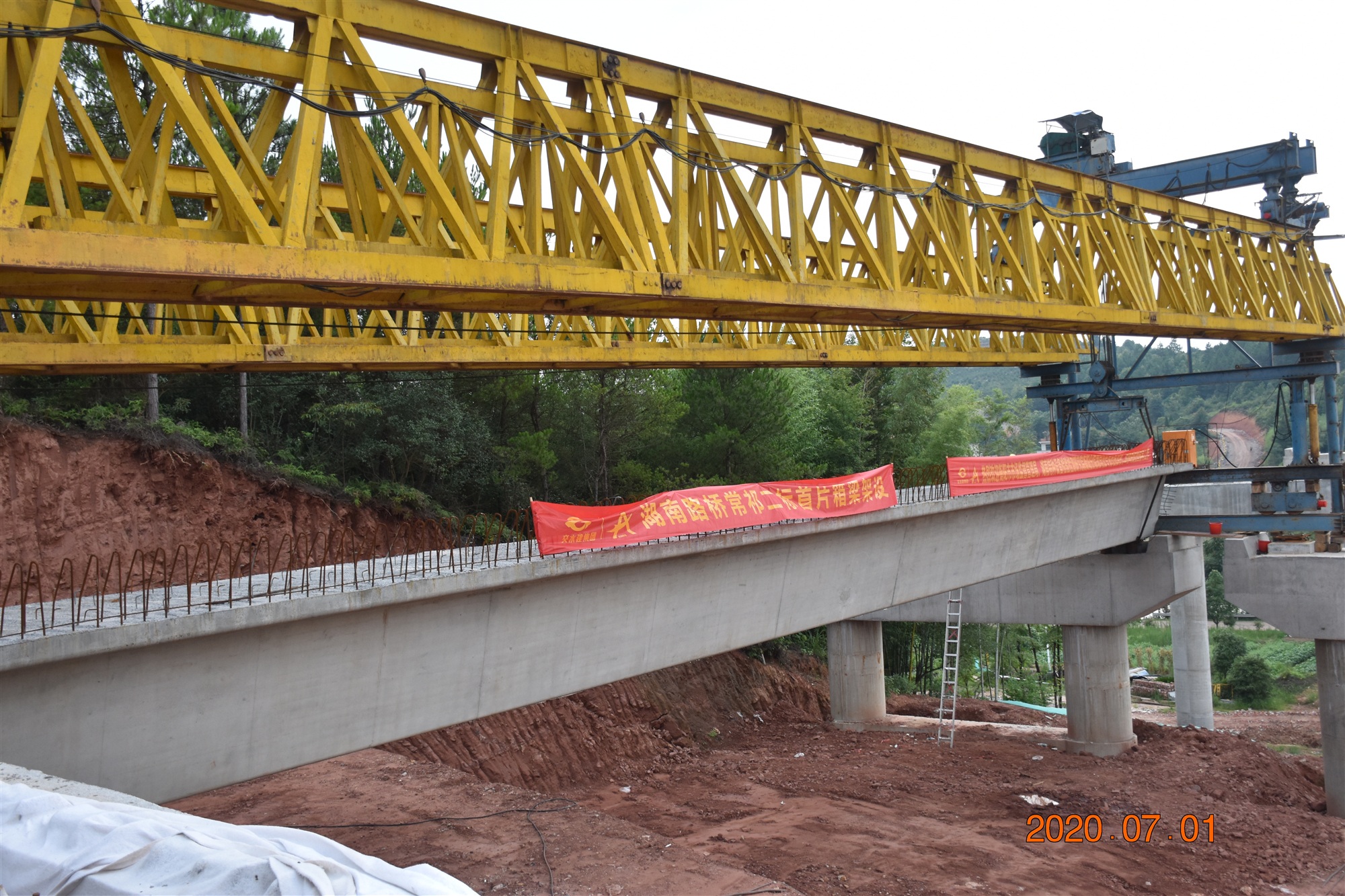 20200710140640.jpg 常祁二標(biāo)首片箱梁成功架設(shè) 圖2_副本.jpg
