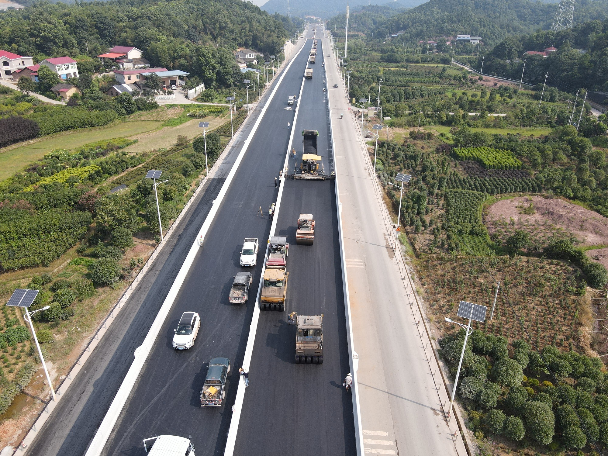 20200729136496.jpg 主線三號橋上面層攤鋪現(xiàn)場.jpg