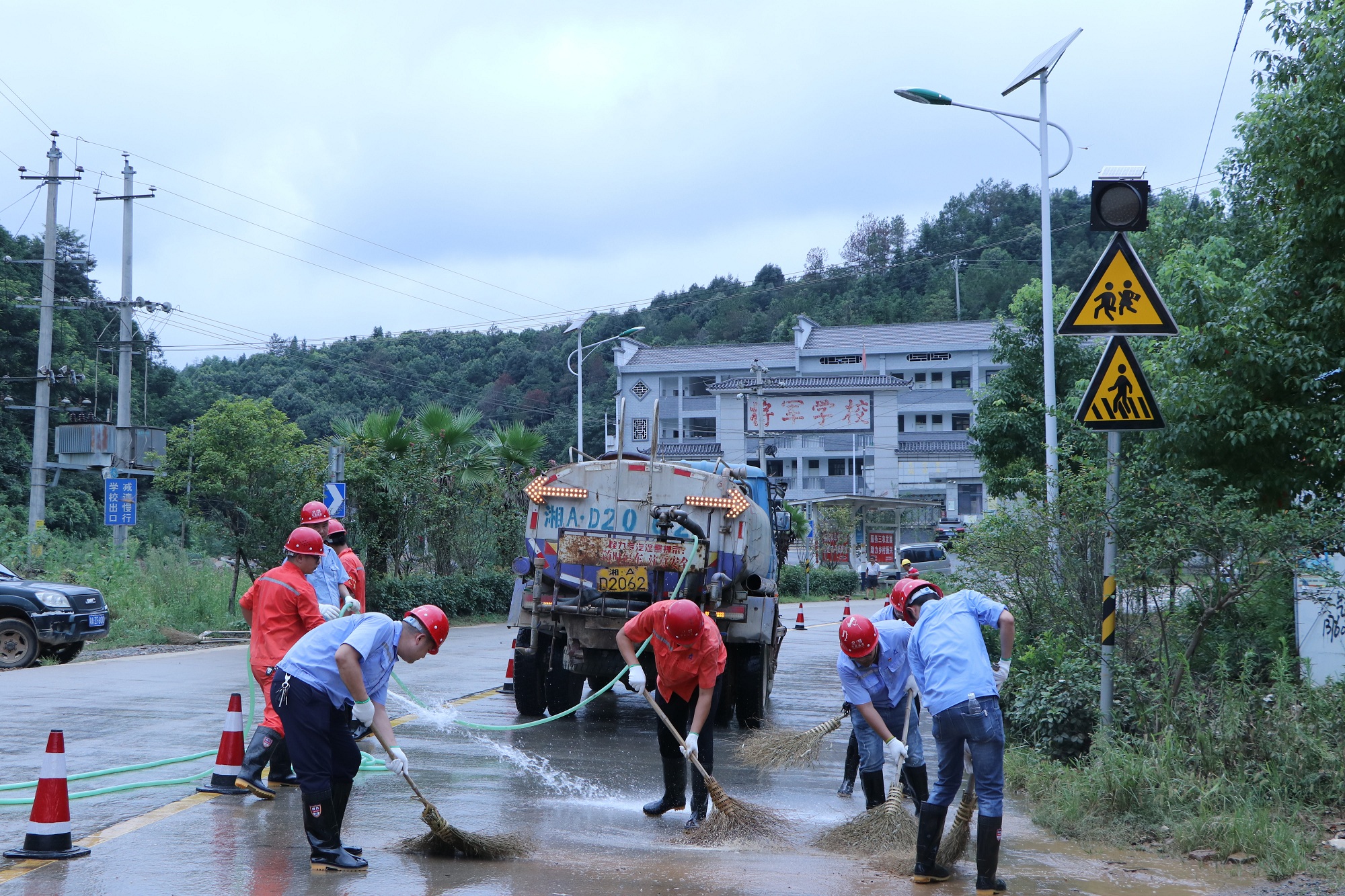 20200831754605.jpg 照片:洪水退了 身上厚重的泥土味獲村民點贊_副本.jpg