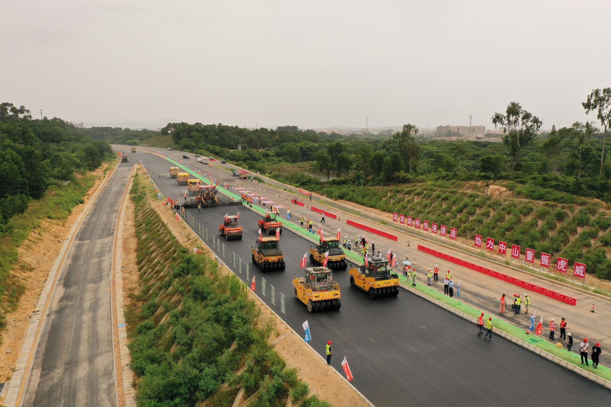 20200914154742.jpg 20200905 中山項(xiàng)目瀝青下面層試驗(yàn)路順利鋪筑 圖2_副本.jpg