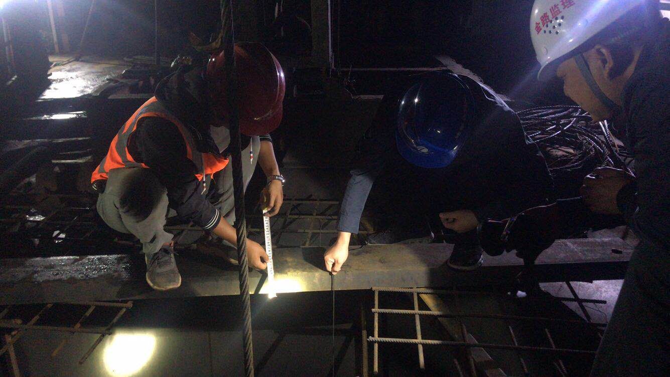 20201010137477.jpg 靖黎高速渠水大橋成功澆筑水中樁基.jpg