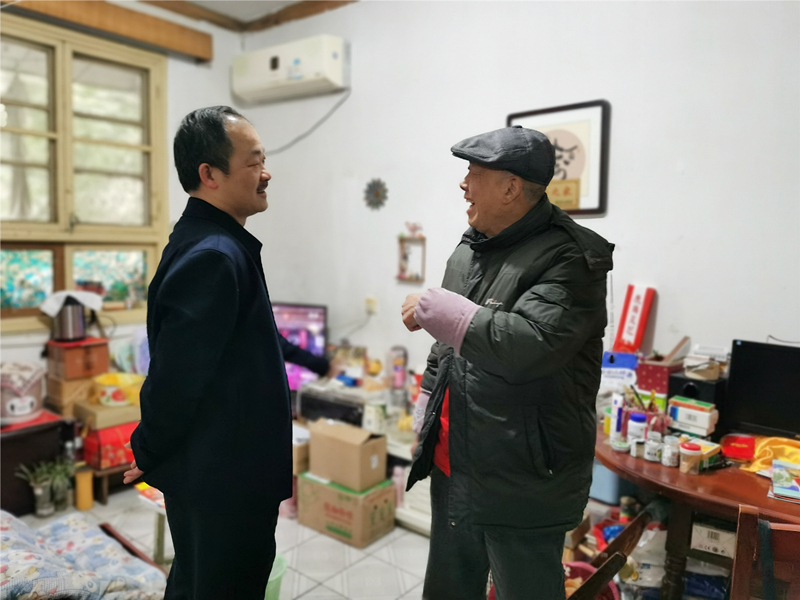 4、2月4日，湯向東慰問老領(lǐng)導(dǎo)易文林_副本_副本.jpg