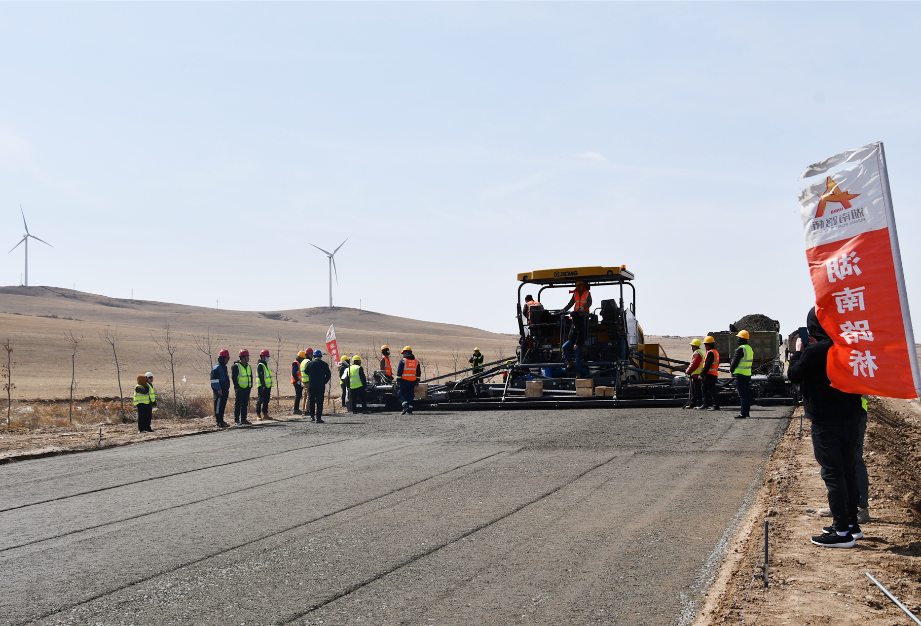 20210406937447.jpg 照片:內(nèi)蒙大查1標(biāo)項(xiàng)目完成底基層試驗(yàn)段施工_副本.jpg