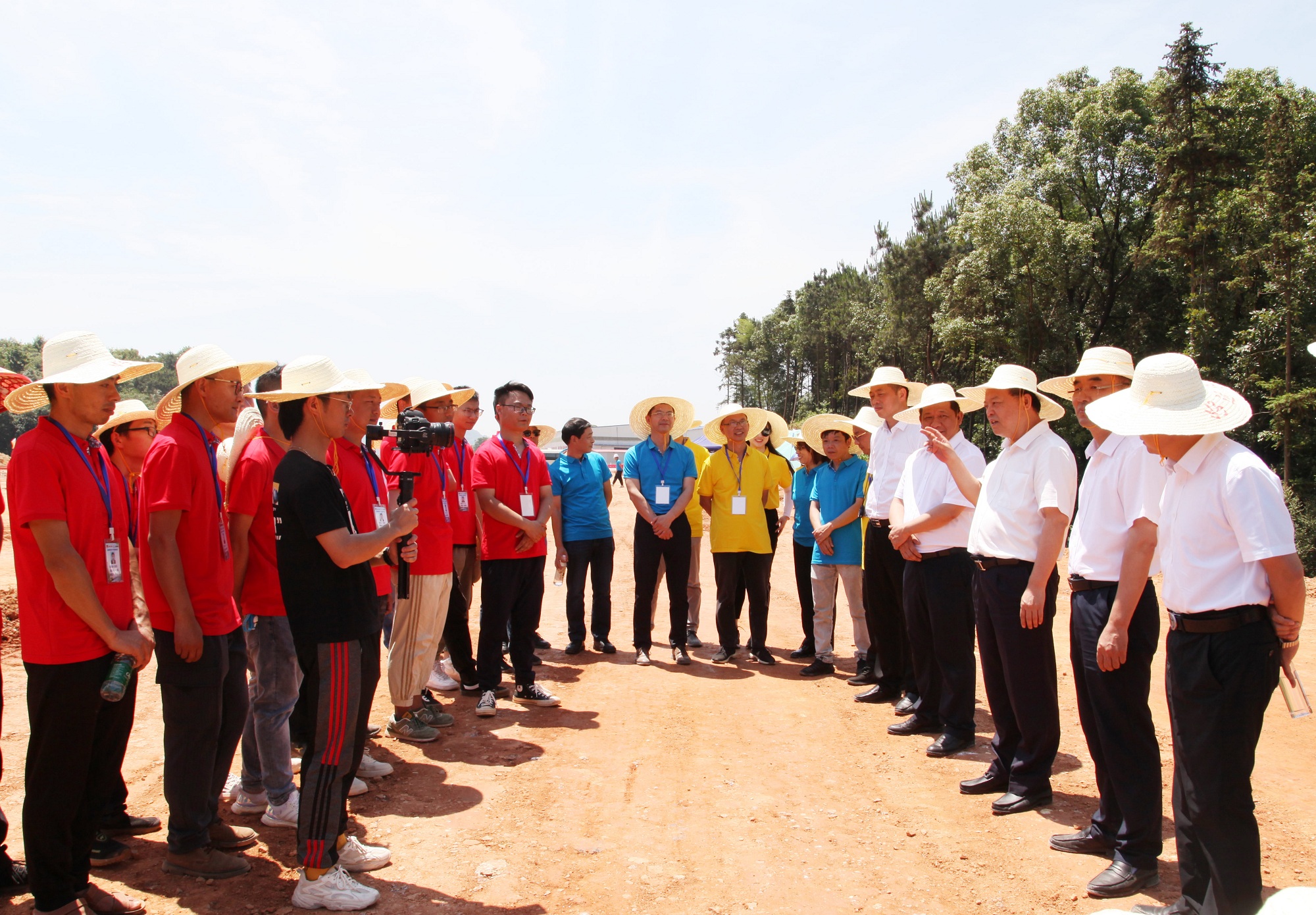 20210707114985.jpg 4龔智輝等領(lǐng)導(dǎo)現(xiàn)場(chǎng)觀賽并與參賽選手交流IMG_4429_副本.jpg