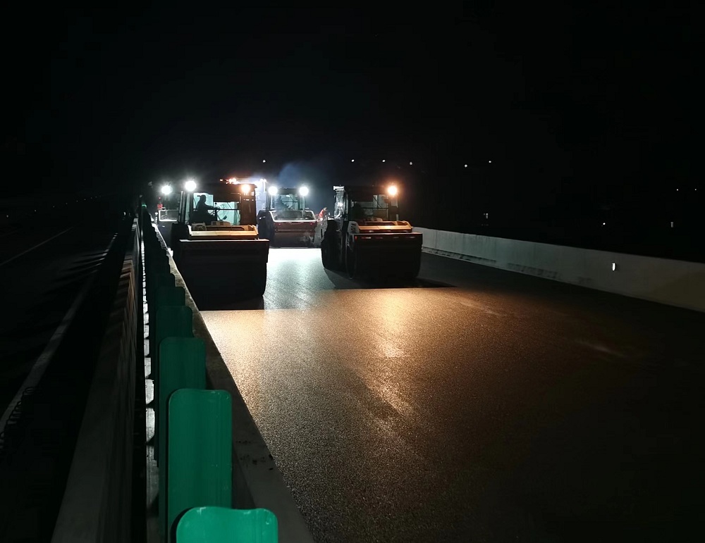 2021年12月 常祁項(xiàng)目“白加黑”進(jìn)行瀝青攤鋪.jpg