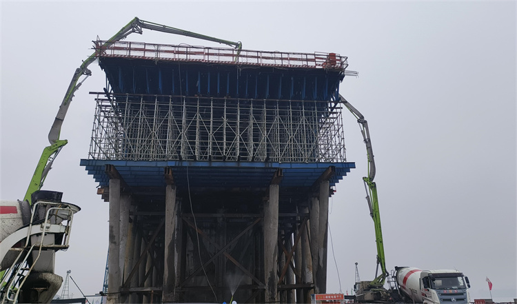 主墩11號墩0號塊第一?；炷翝仓?jpg