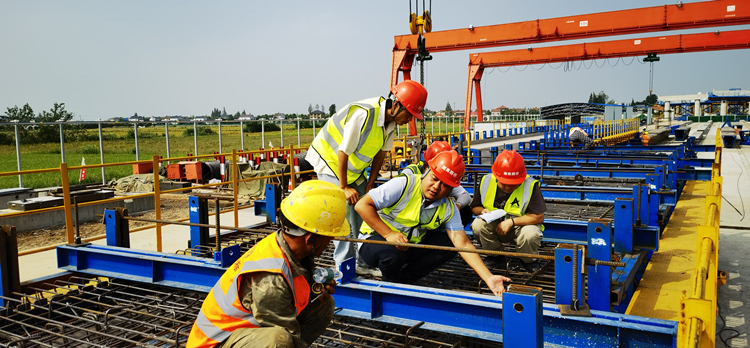 觀音寺長江大橋項目完成首片預(yù)制箱梁澆筑2_副本.jpg