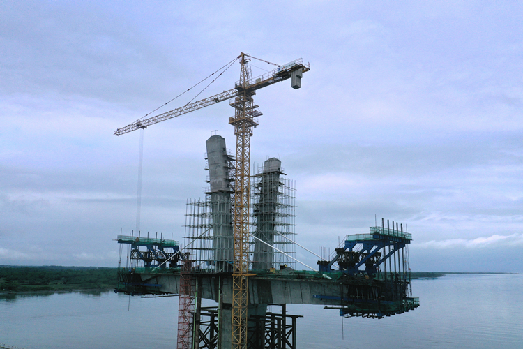 菲律賓卡馬拉尼甘大橋成功安裝首對斜拉索 (2)_副本.jpg