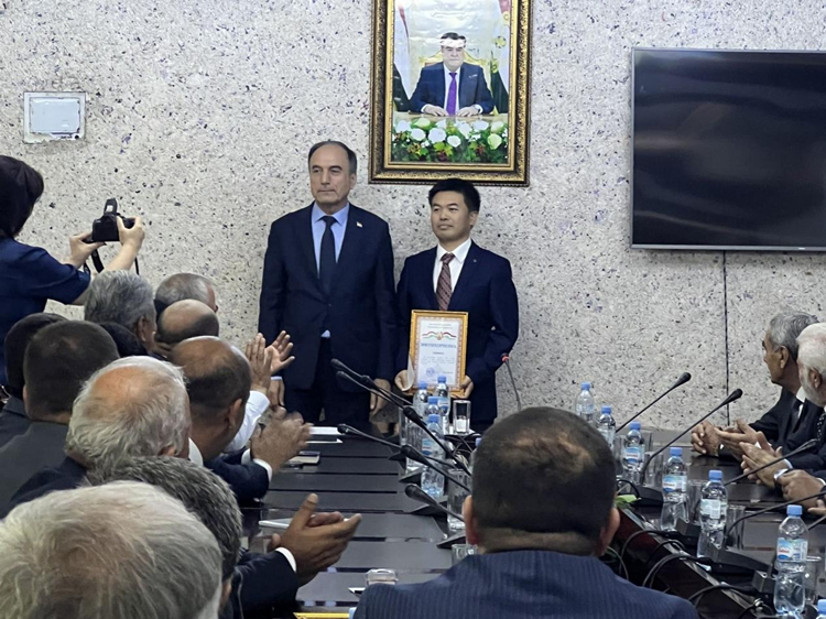 20240607774227.jpg 圖5:國家道路發(fā)展貢獻獎頒發(fā)_副本.jpg