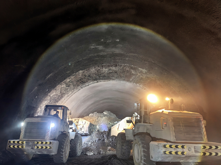 20250515107527.jpg 照片:蘭永臨2標徐頂山隧道進口至斜井段雙線貫通_副本.jpg