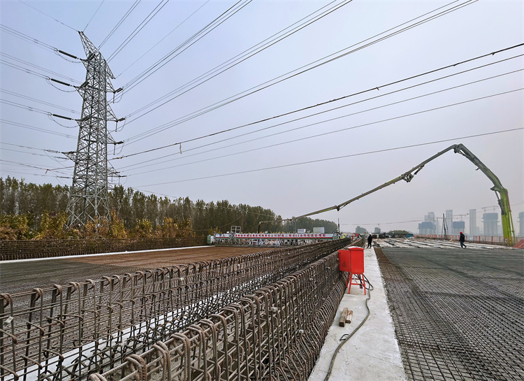 向陽(yáng)特大橋高壓線作業(yè)區(qū).jpg